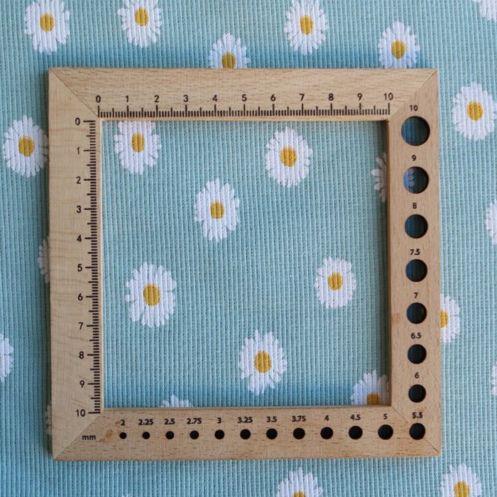 Jersey coton côtes fines à motif marguerites sur fond vert tendre