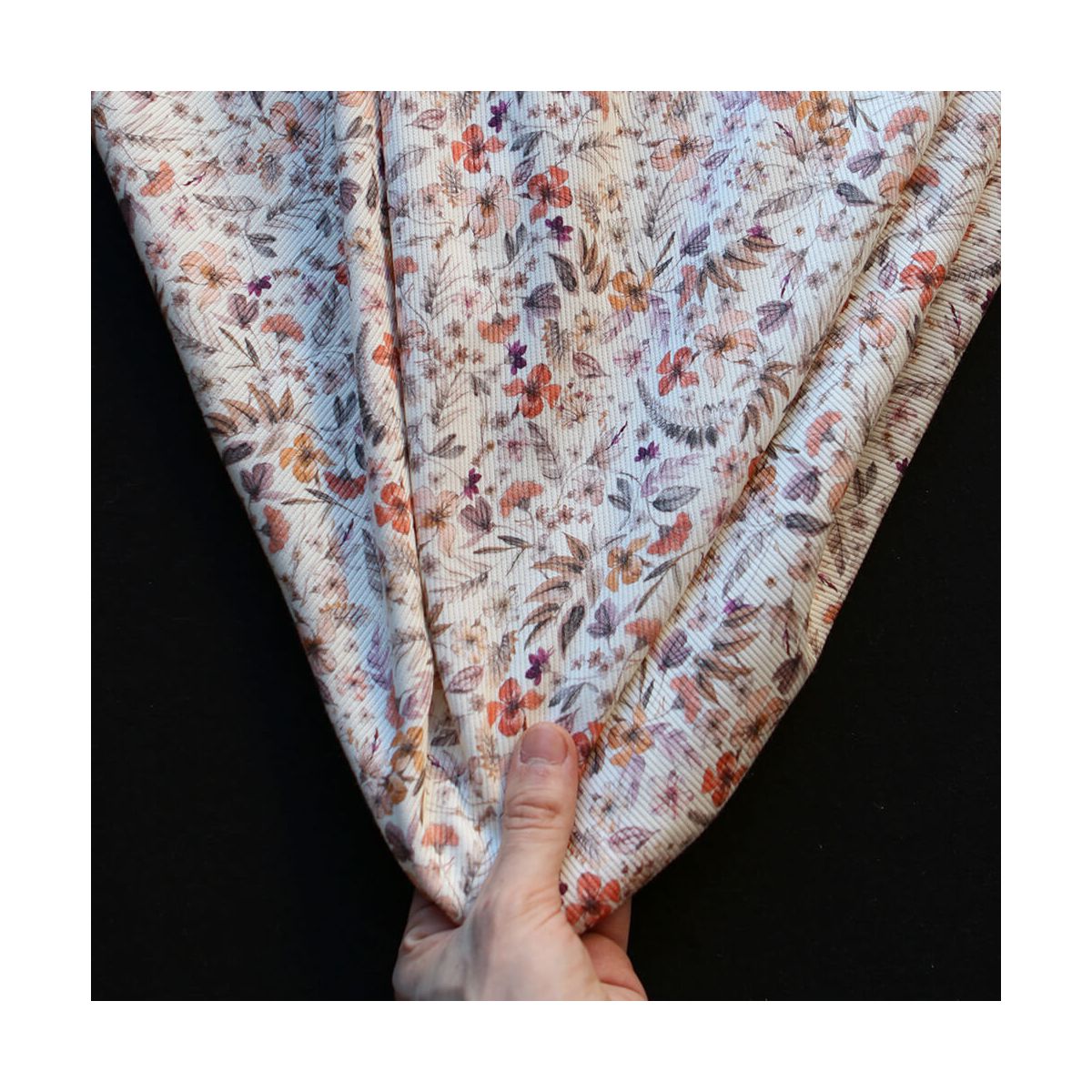 Jersey coton côtes fines à motif fleuri sur fond écru