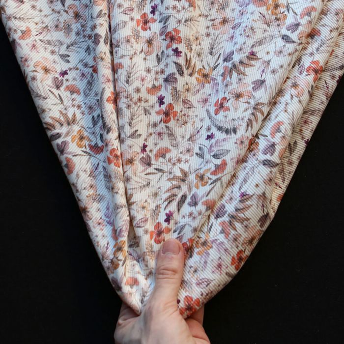 Jersey coton côtes fines à motif fleuri sur fond écru