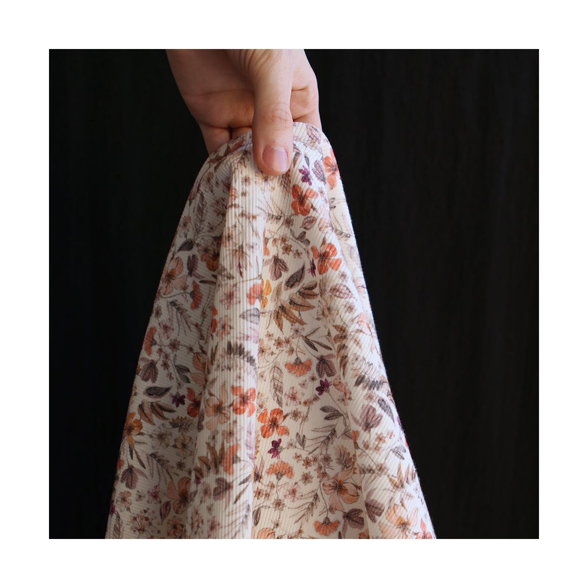 Jersey coton côtes fines à motif fleuri sur fond écru