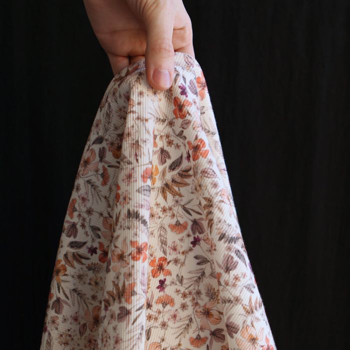 Jersey coton côtes fines à motif fleuri sur fond écru