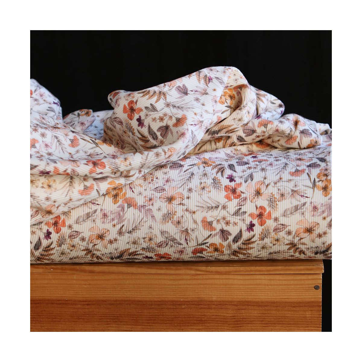 Jersey coton côtes fines à motif fleuri sur fond écru