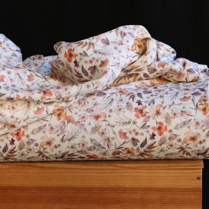 Jersey coton côtes fines à motif fleuri sur fond écru