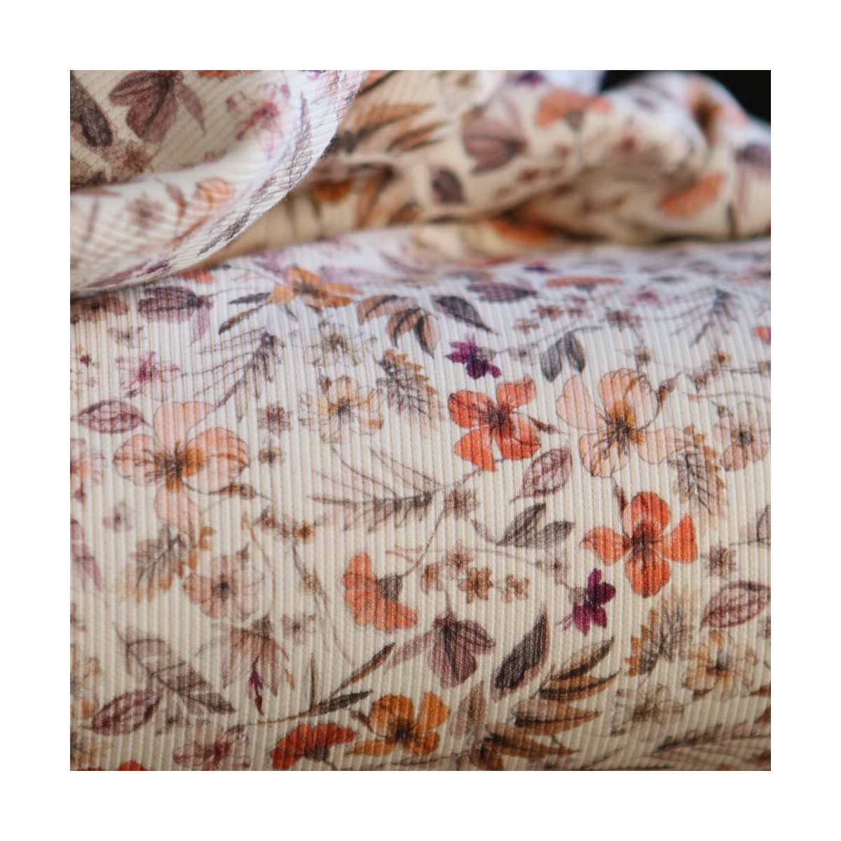 Jersey coton côtes fines à motif fleuri sur fond écru