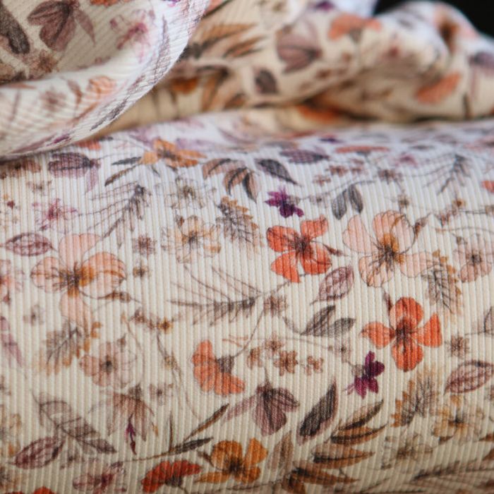 Jersey coton côtes fines à motif fleuri sur fond écru