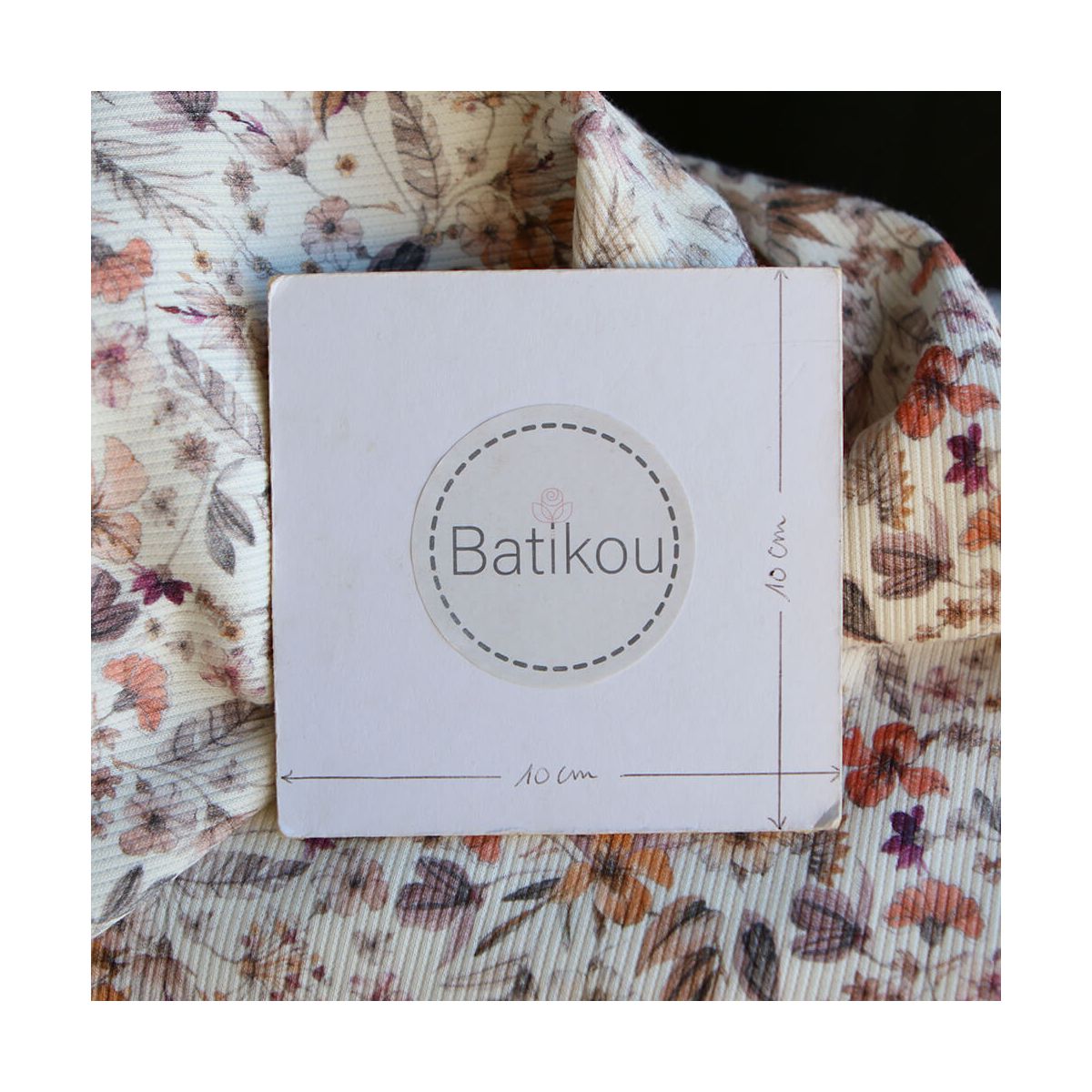 Jersey coton côtes fines à motif fleuri sur fond écru