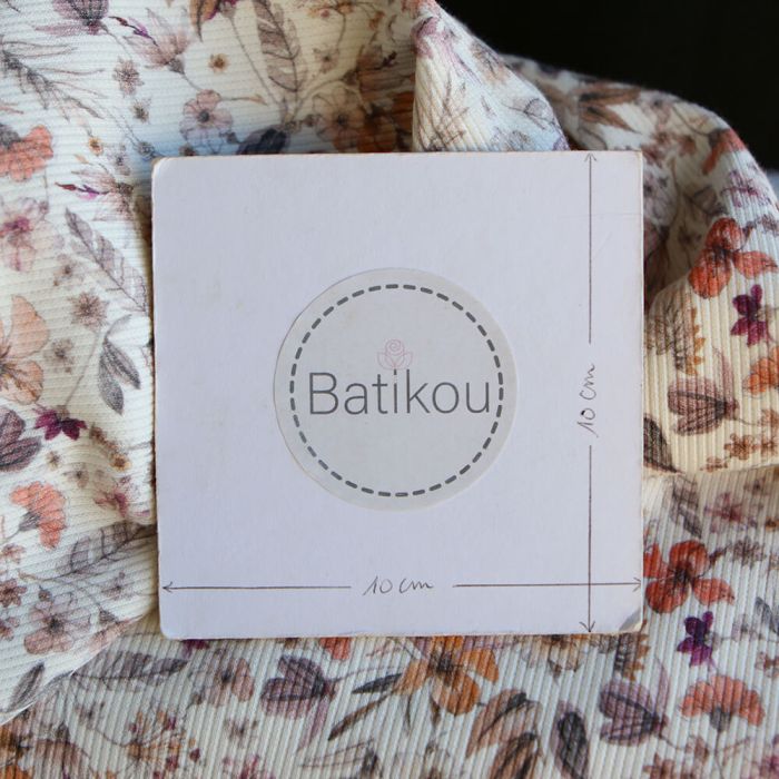 Jersey coton côtes fines à motif fleuri sur fond écru