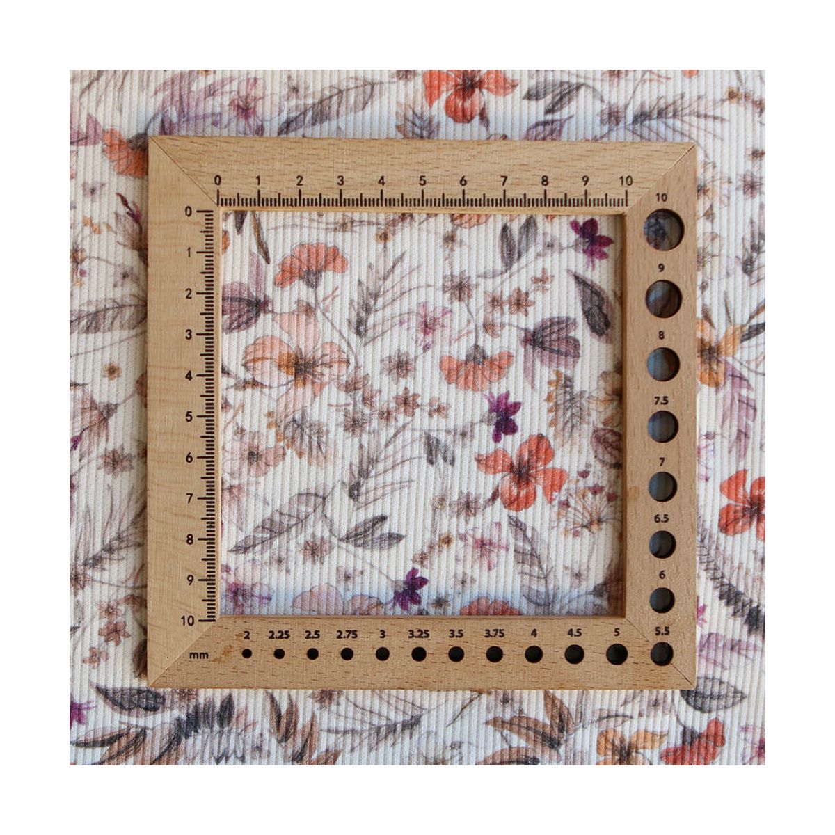 Jersey coton côtes fines à motif fleuri sur fond écru