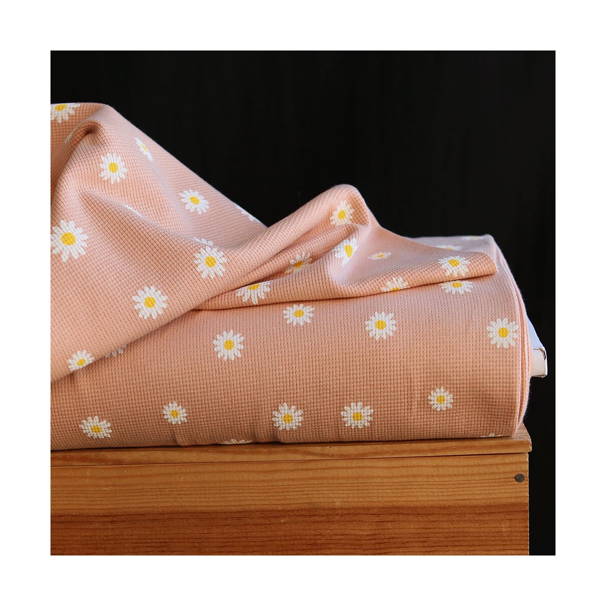 Jersey coton côtes fines à motif marguerites sur fond pêche nude