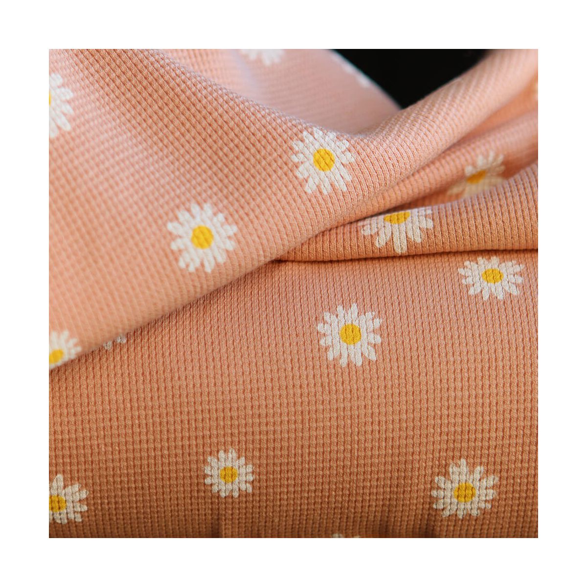 Jersey coton gaufré côtes fines à motif marguerites sur fond pêche nude