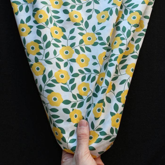 Popeline de coton imprimé fleurs vert et jaune