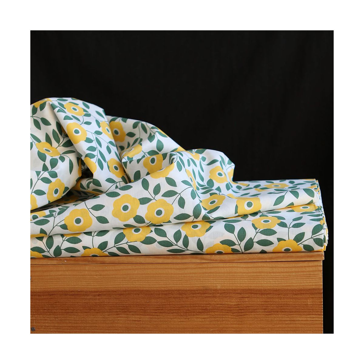 Popeline de coton imprimé fleurs vert et jaune