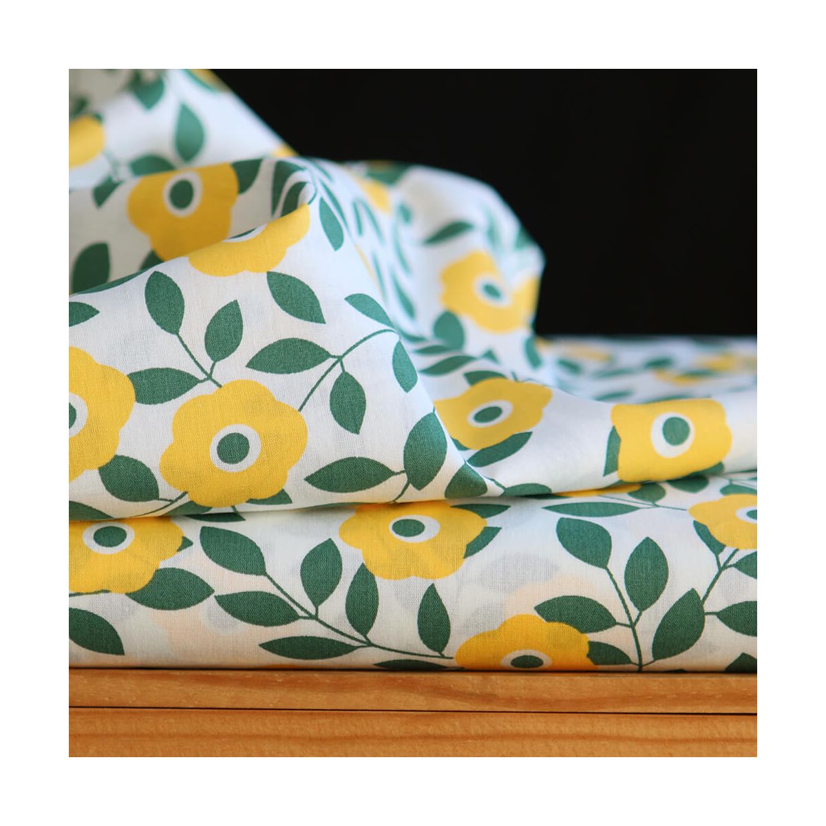 Popeline de coton imprimé fleurs vert et jaune