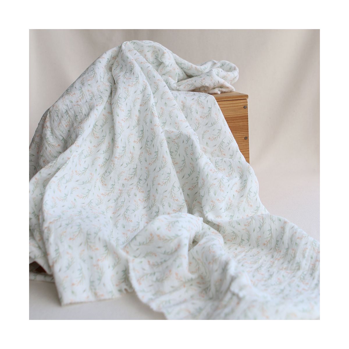 Clairière - Double gaze de coton fond blanc imprimé feuillage doux