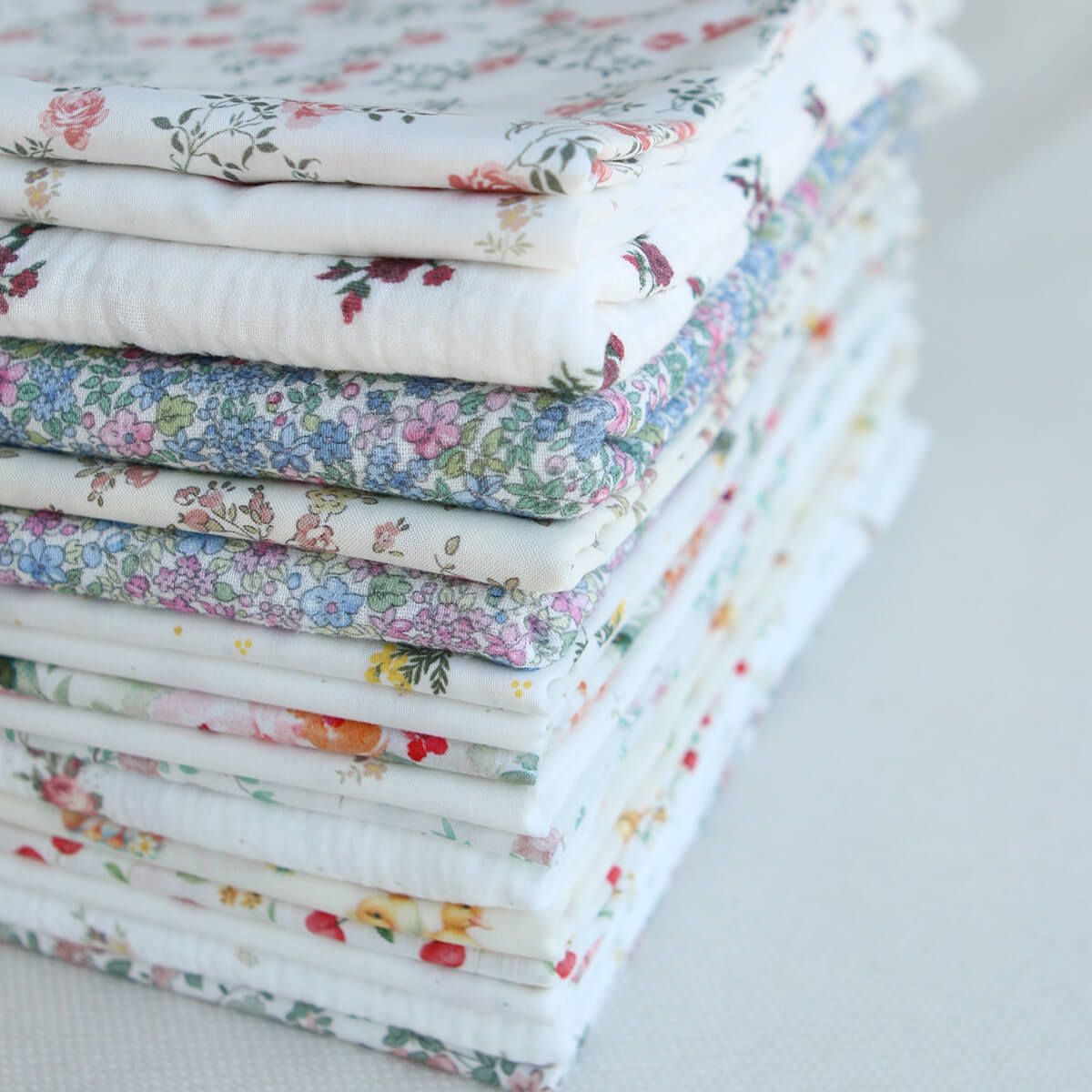 Victoire - Double gaze de coton BIO motif petites fleurs pastel