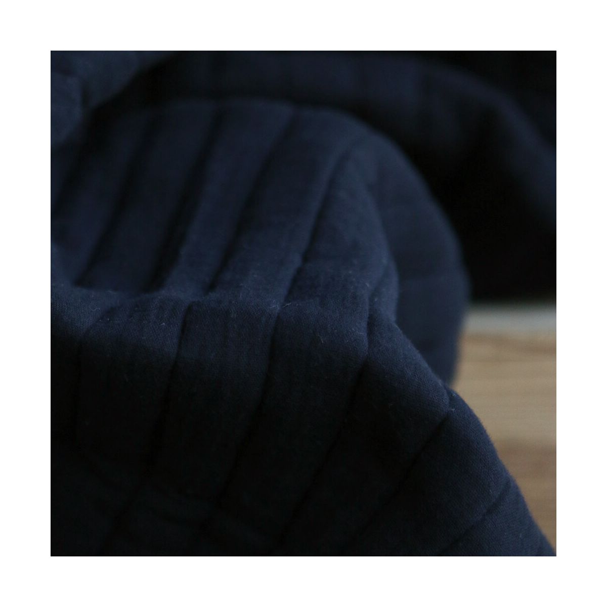 Tissu matelassé double gaze coton uni noir rayures