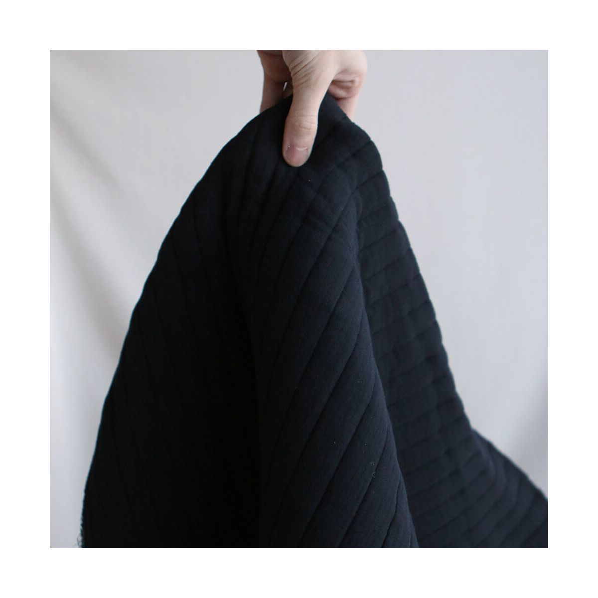 Tissu matelassé double gaze coton uni noir rayures
