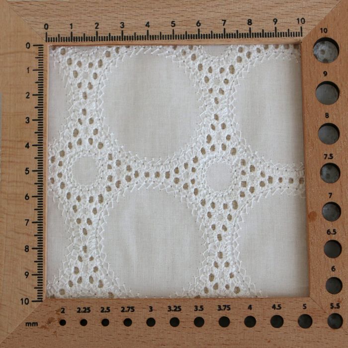 Broderie anglaise voile de coton coloris blanc ivoire