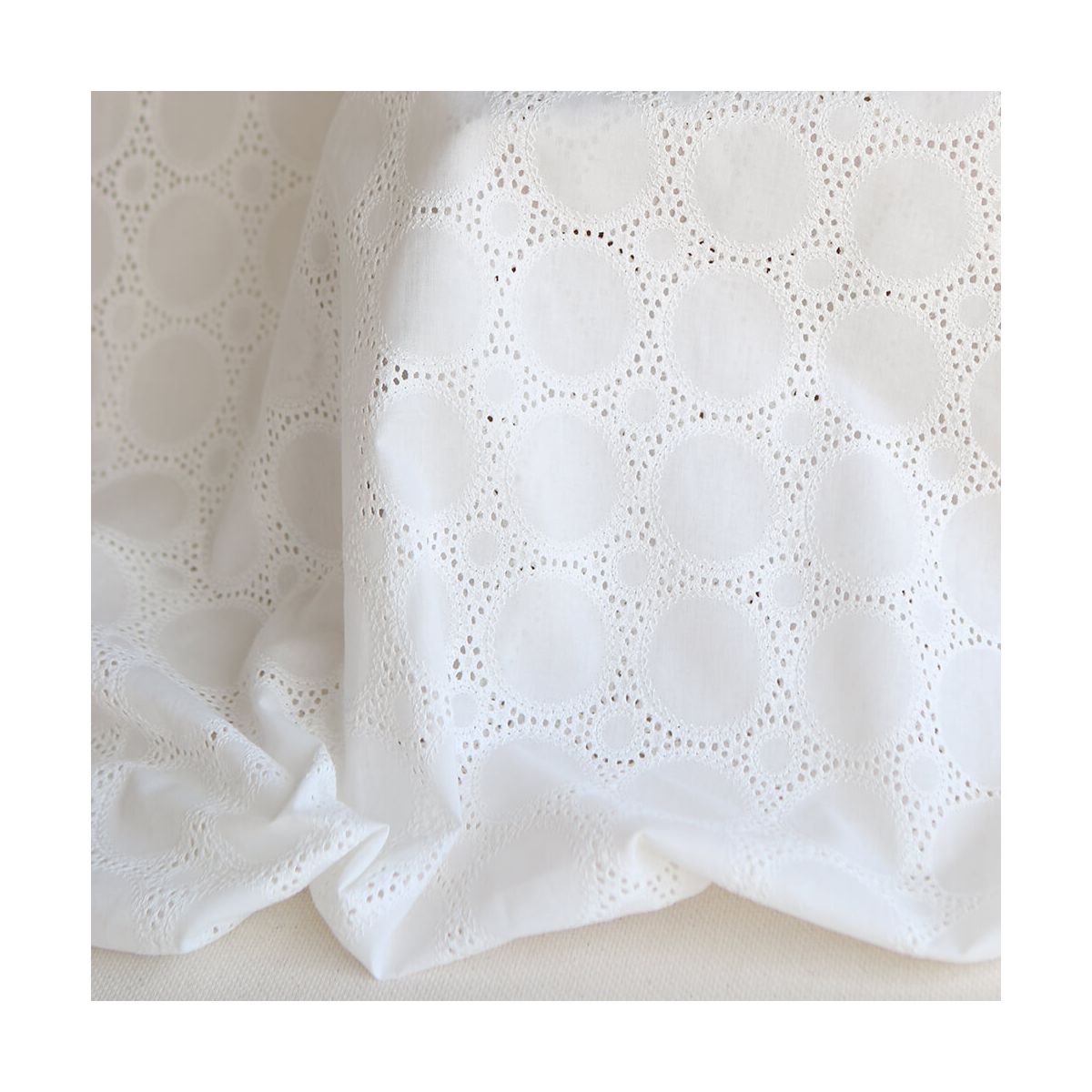 Broderie anglaise voile de coton coloris blanc ivoire