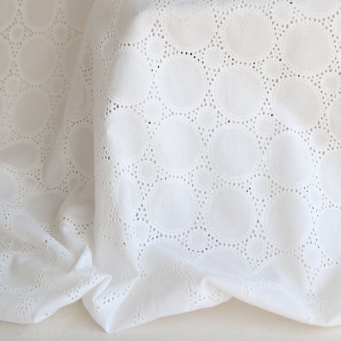 Broderie anglaise voile de coton coloris blanc ivoire