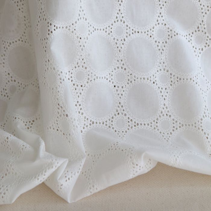 Broderie anglaise voile de coton coloris blanc ivoire