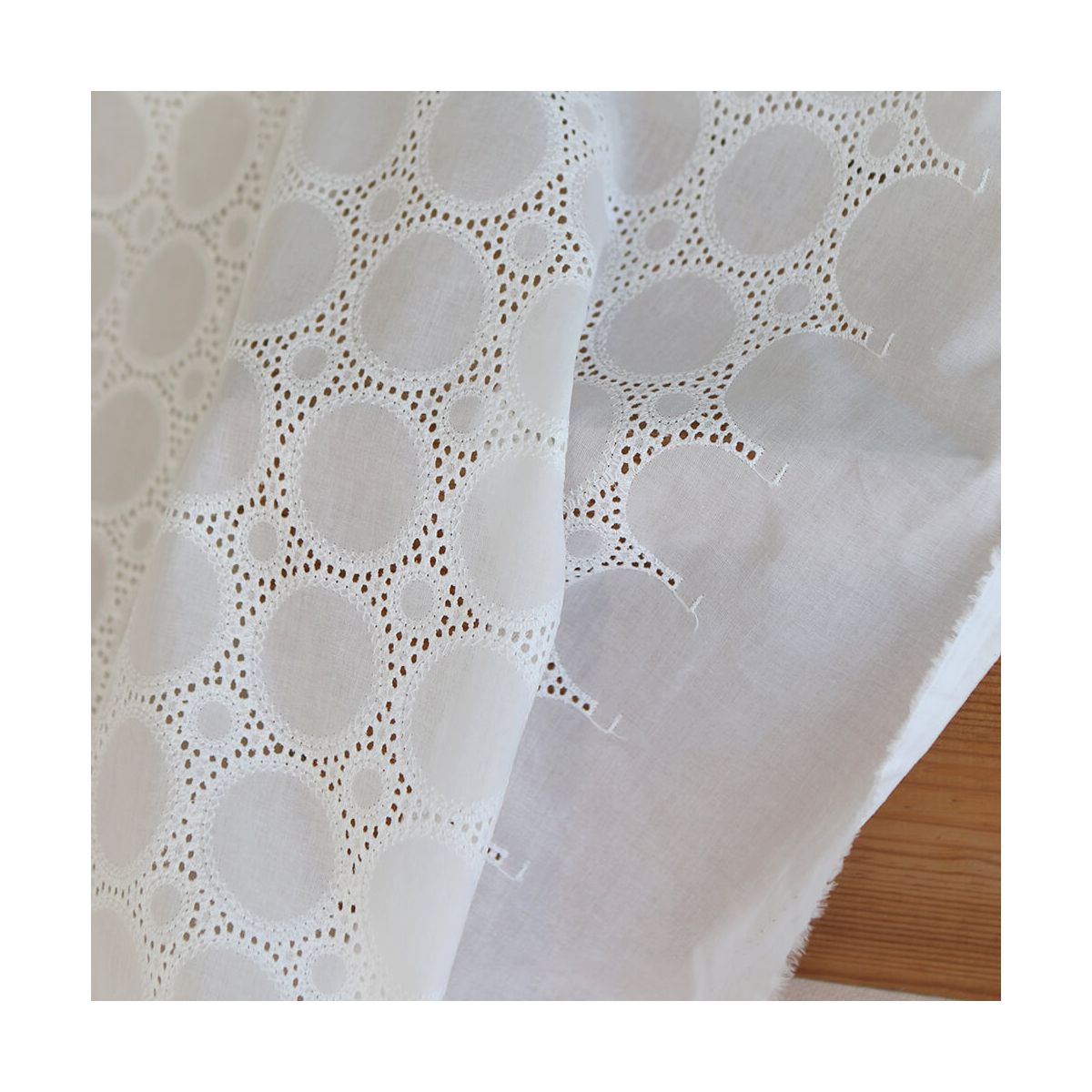 Broderie anglaise voile de coton coloris blanc ivoire