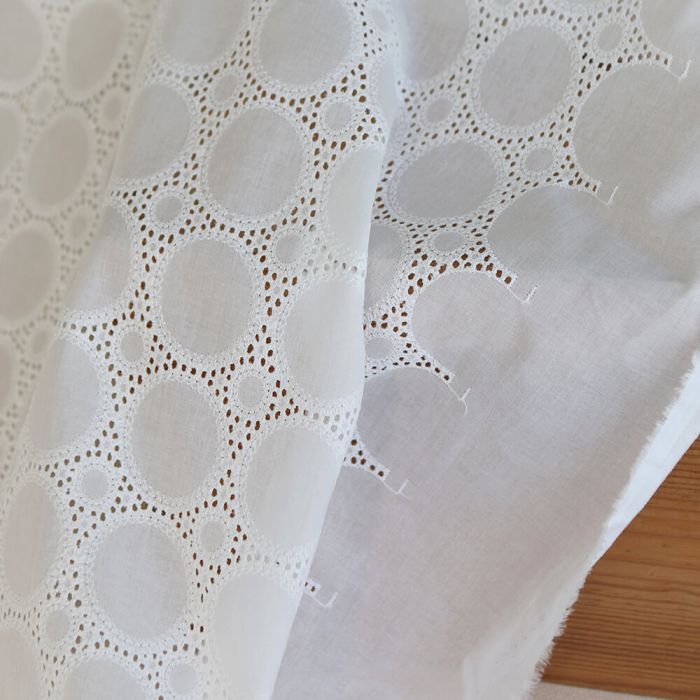 Broderie anglaise voile de coton coloris blanc ivoire