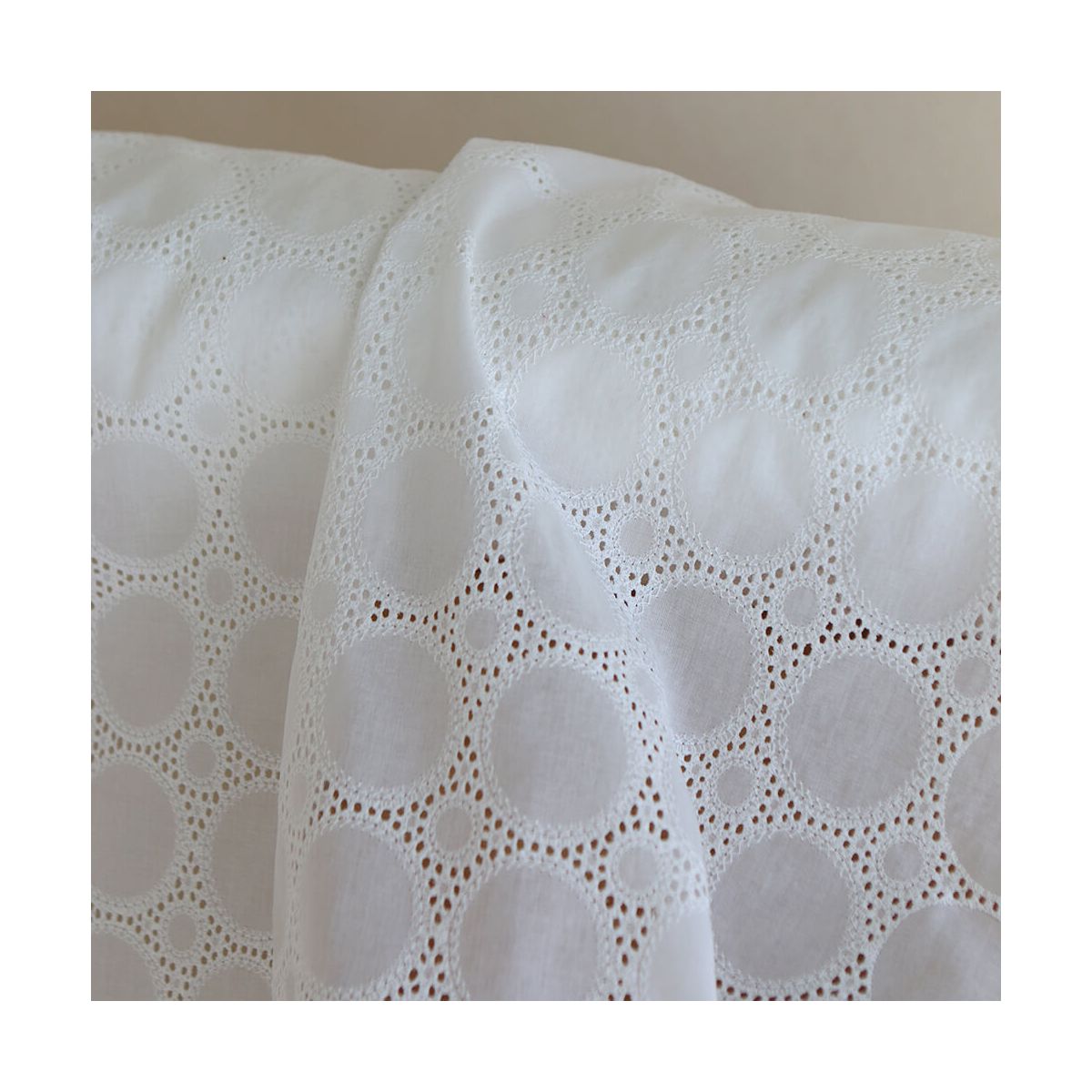Broderie anglaise voile de coton coloris blanc ivoire