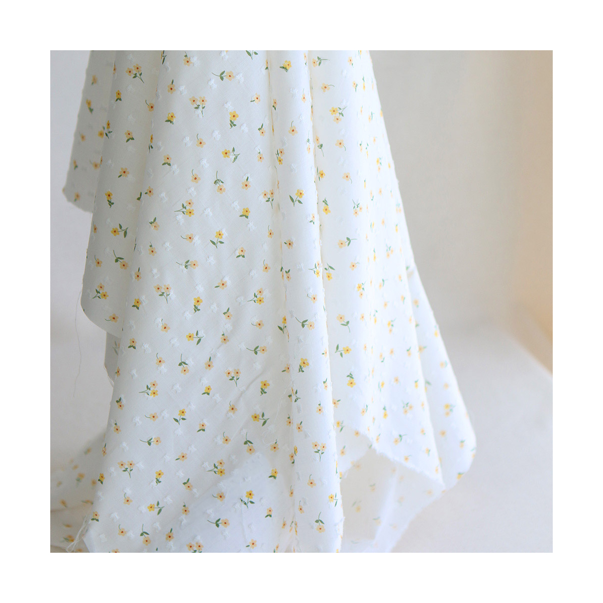 Armelle - plumetis de coton blanc imprimé fleuri jaune