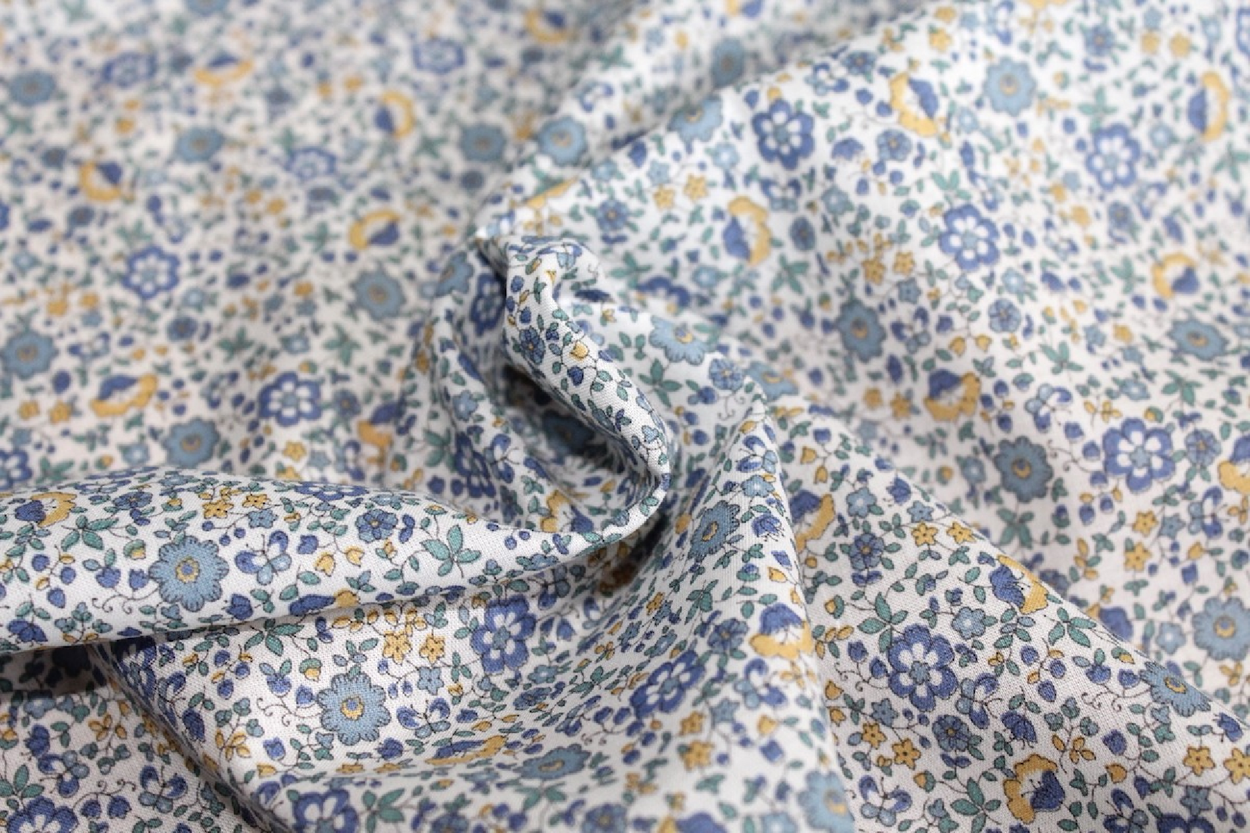 Batiste de coton SILKYNE imprimé fleuri bleu