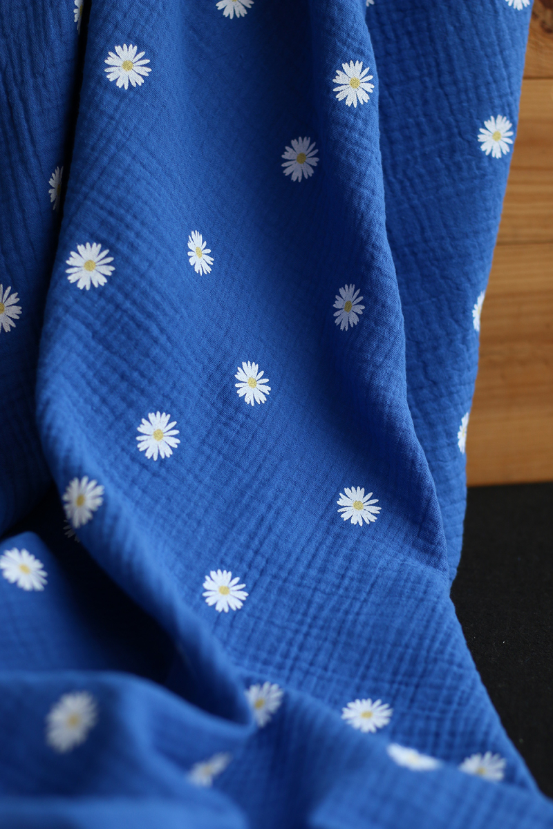 Daisy - Double gaze coton BIO motif exclusif fond bleu cobalt