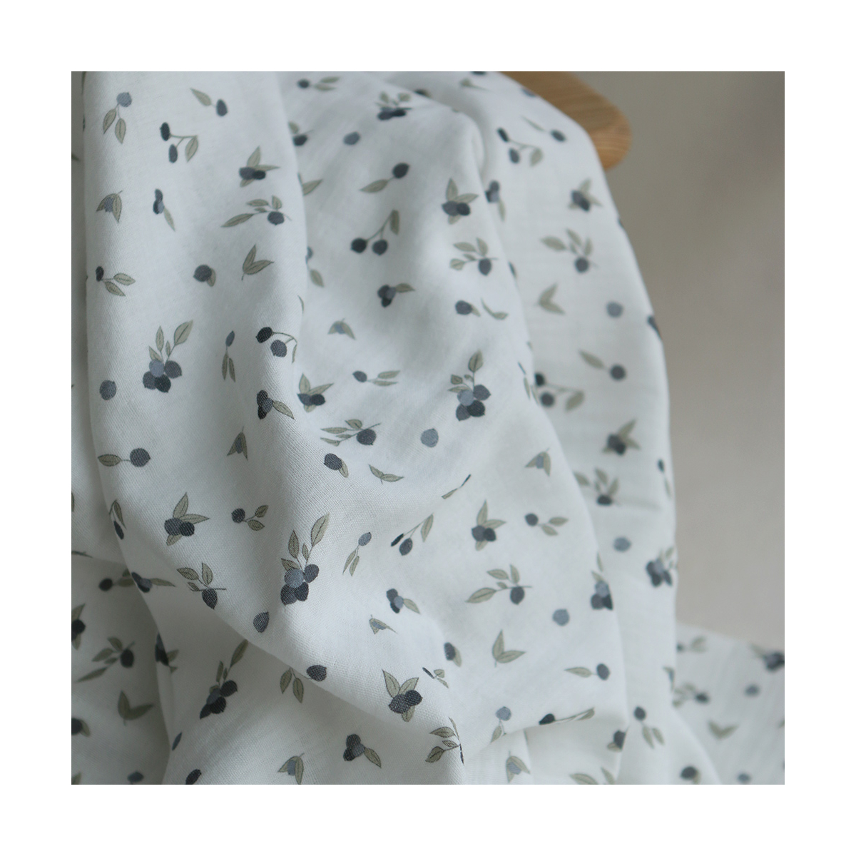 Hind - Double gaze de coton BIO fond blanc imprimé exclusif vert et bleu