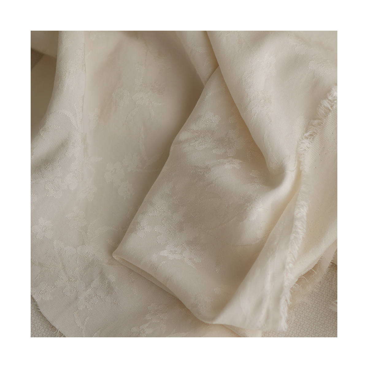 Jasmine - Viscose tissage jacquard fleuri écru