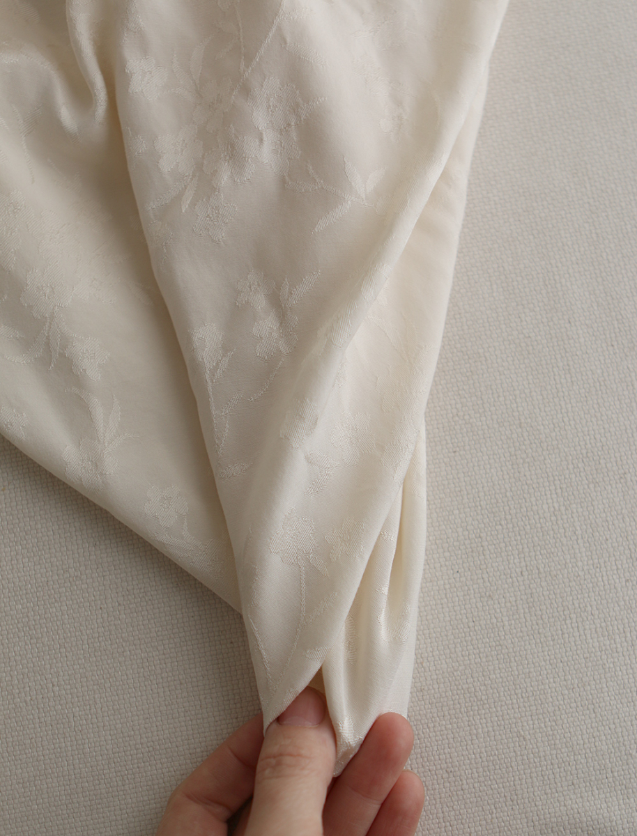 Jasmine - Viscose tissage jacquard fleuri écru