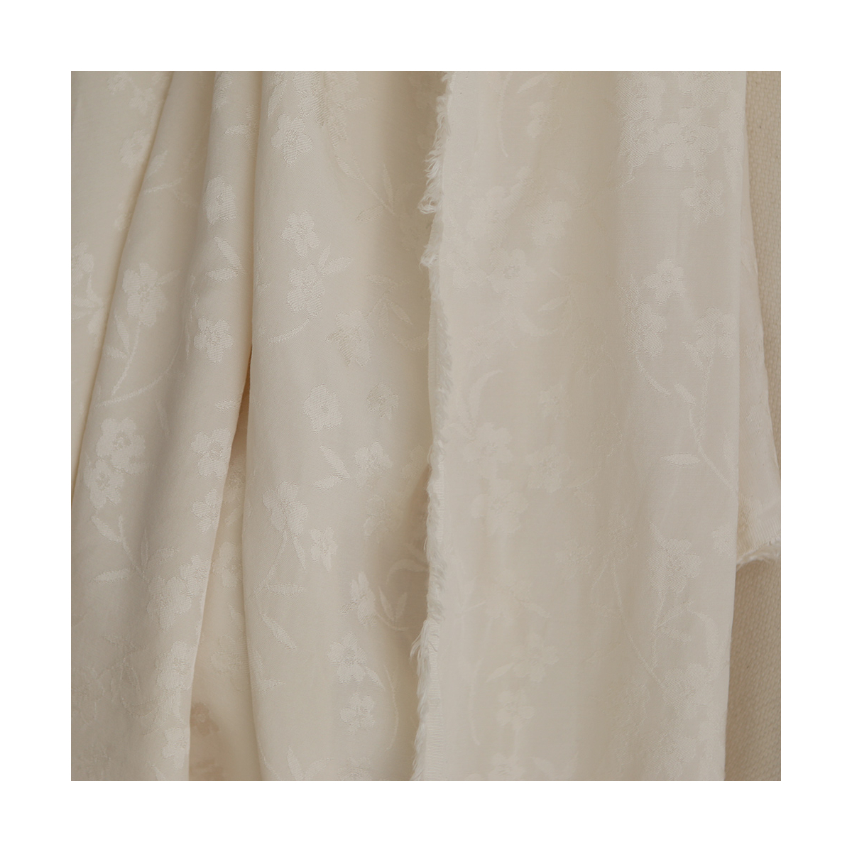 Jasmine - Viscose tissage jacquard fleuri écru