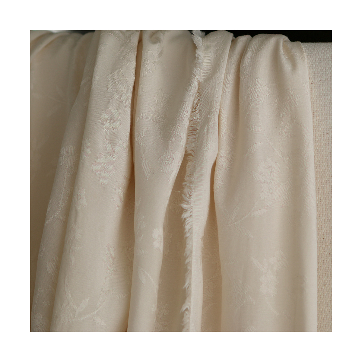 Jasmine - Viscose tissage jacquard fleuri écru