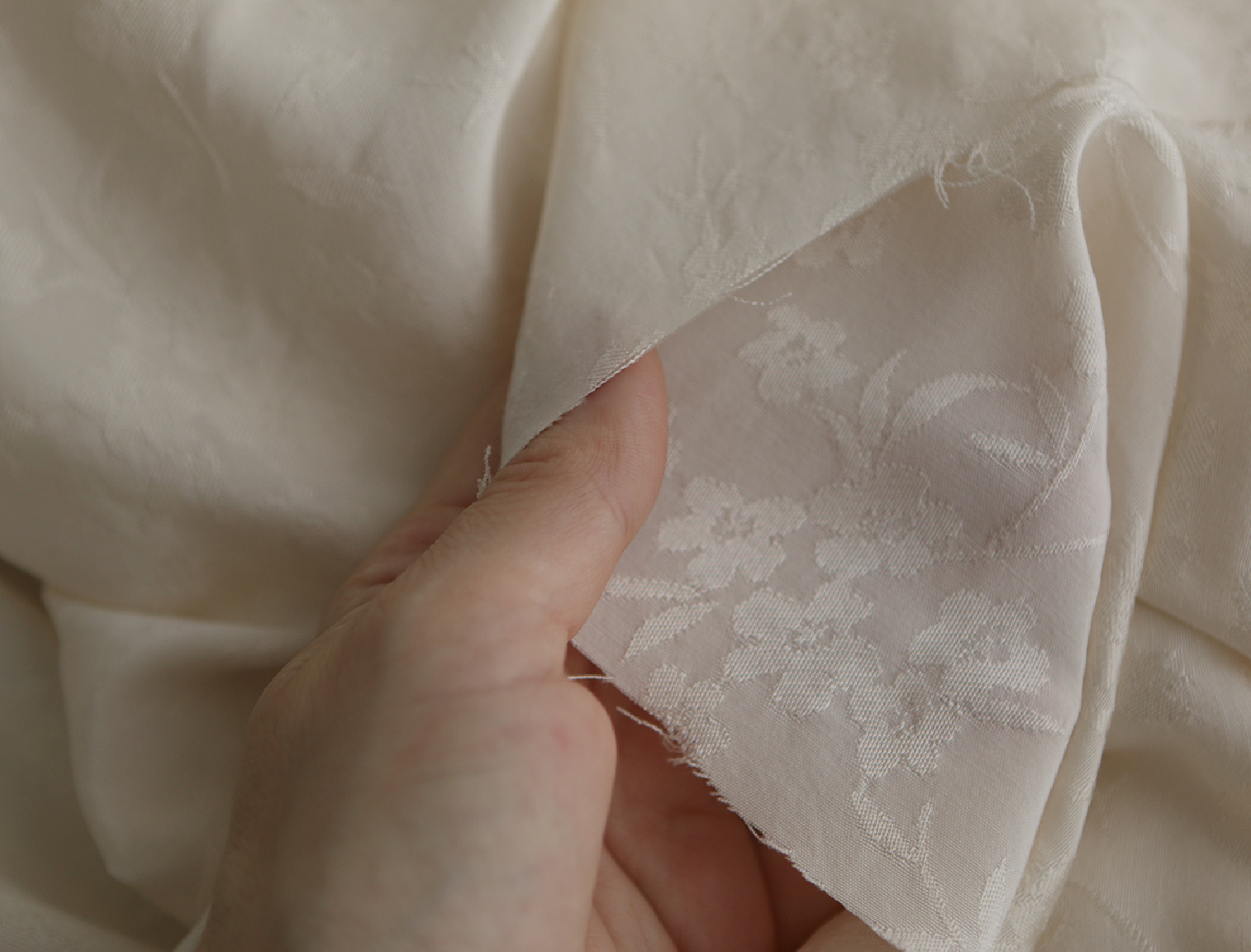 Jasmine - Viscose tissage jacquard fleuri écru