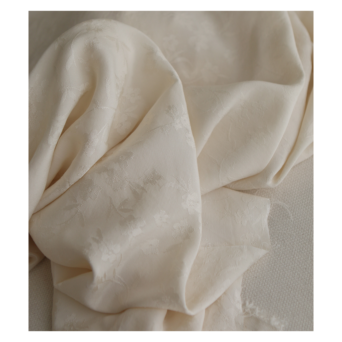 Jasmine - Viscose tissage jacquard fleuri écru