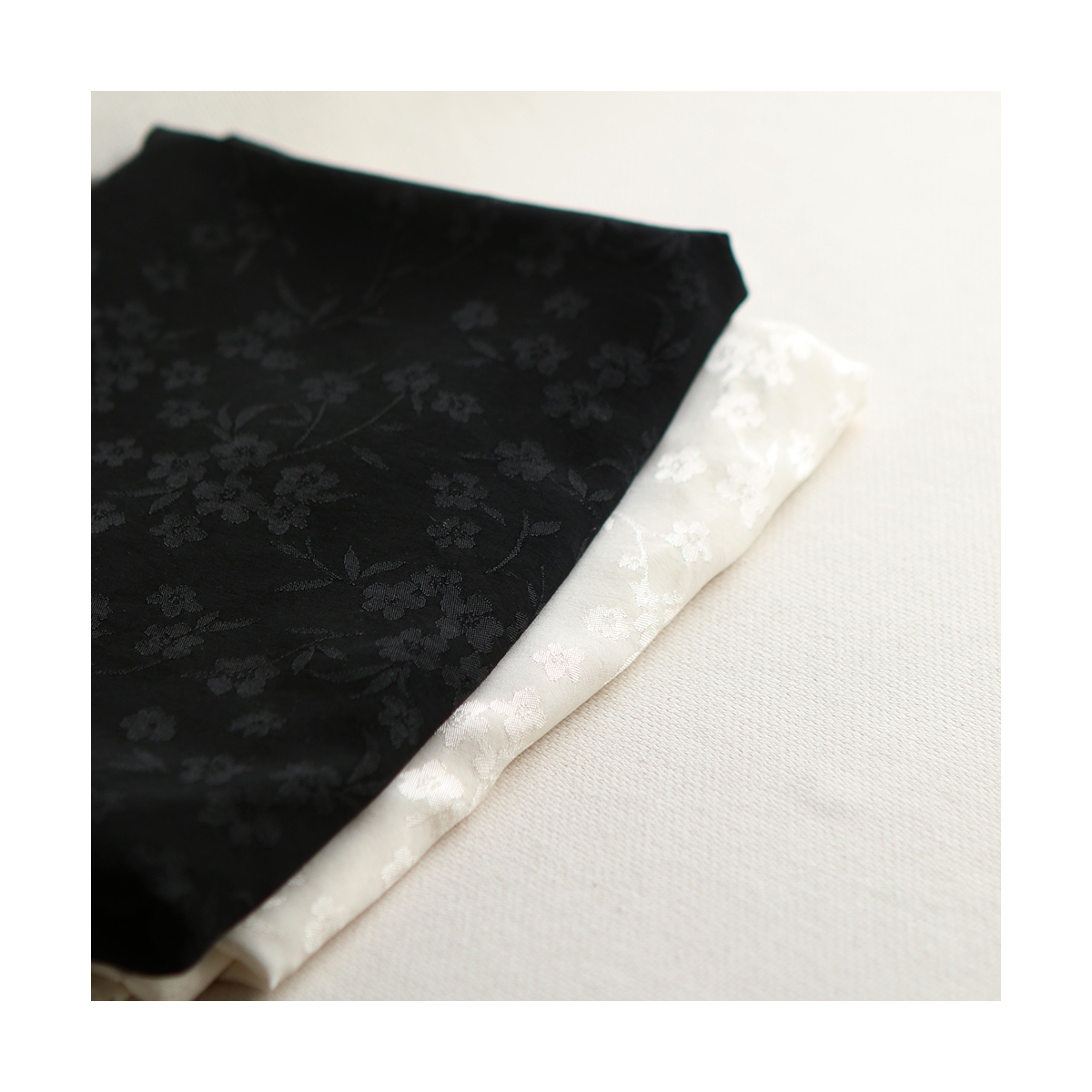 Jasmine - Viscose tissage jacquard fleuri écru