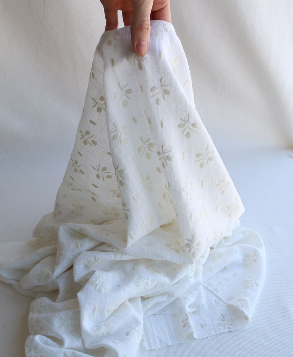 Gaze de coton BIO blanc lait broderie anglaise écru