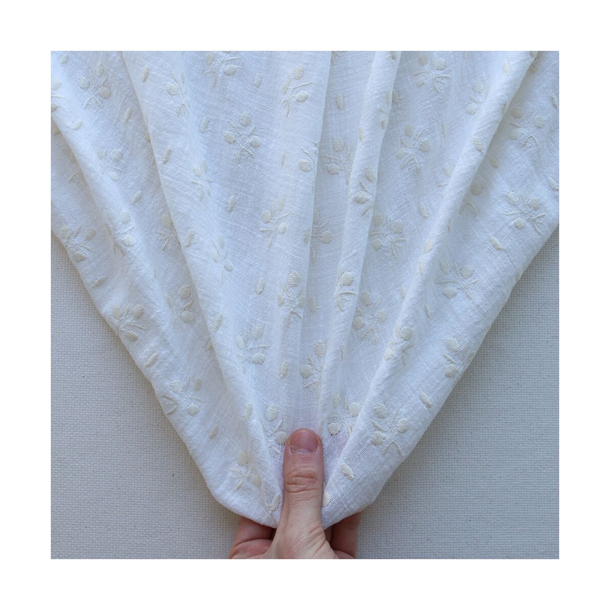 Gaze de coton BIO blanc lait broderie anglaise écru