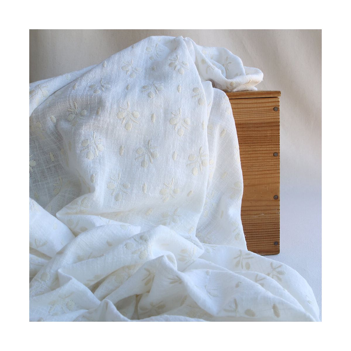 Gaze de coton BIO blanc lait broderie anglaise écru