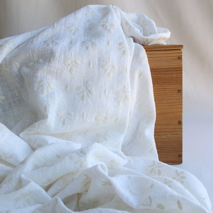 Gaze de coton BIO blanc lait broderie anglaise écru