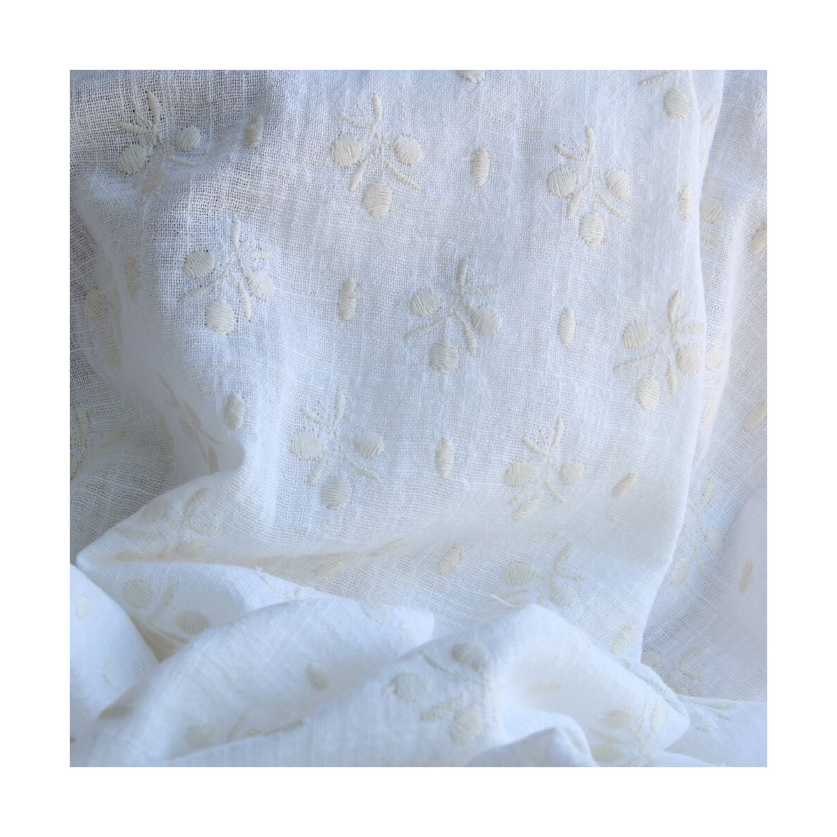 Gaze de coton BIO blanc lait broderie anglaise écru