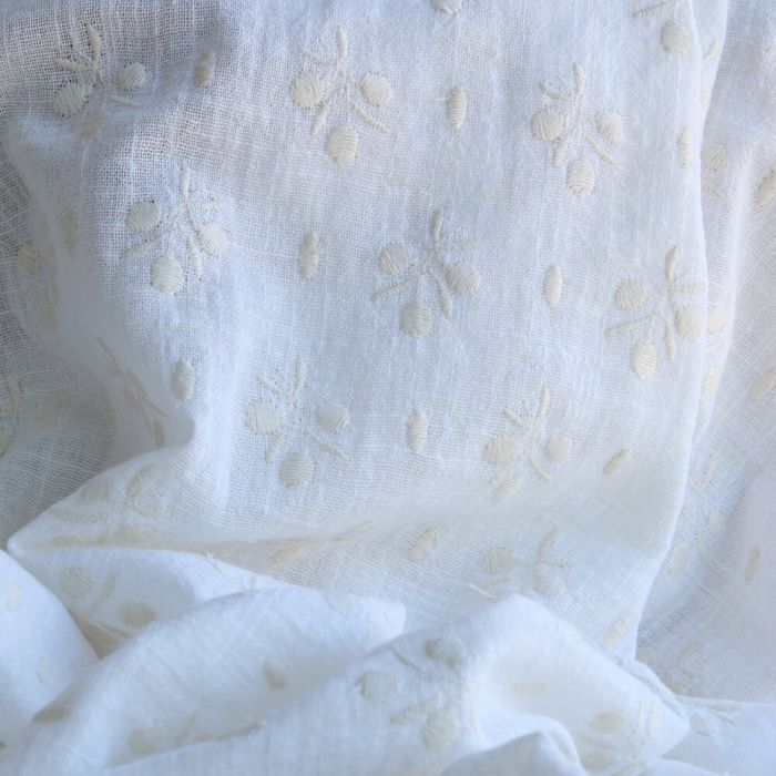 Gaze de coton BIO blanc lait broderie anglaise écru