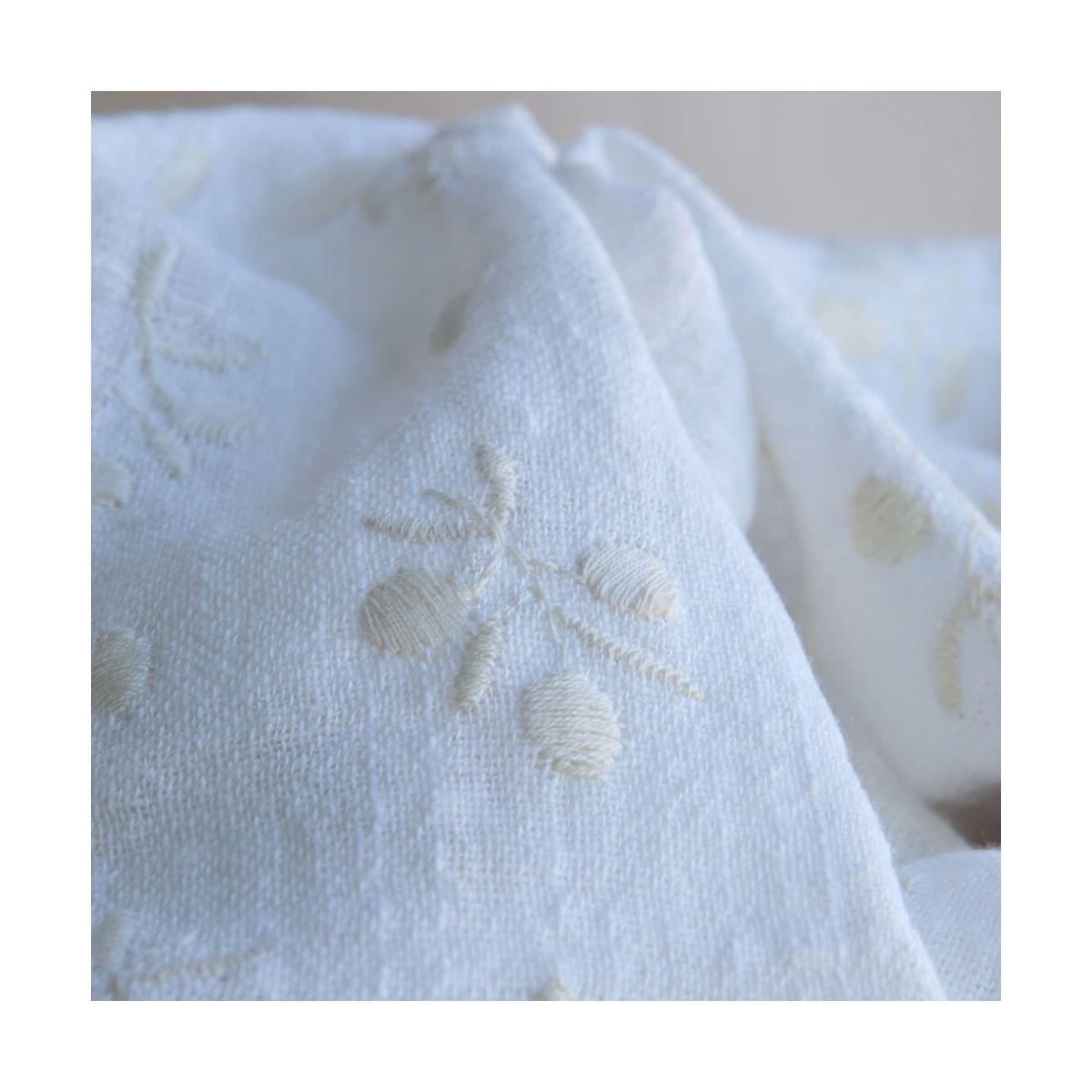 Gaze de coton BIO blanc lait broderie anglaise écru