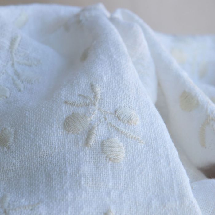 Gaze de coton BIO blanc lait broderie anglaise écru