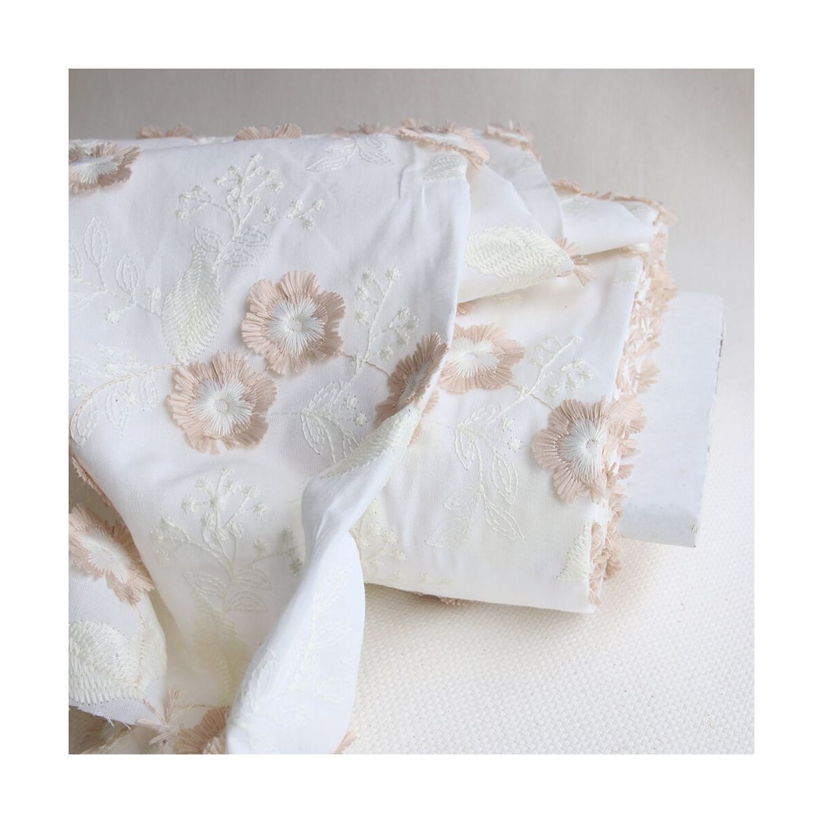 Broderie anglaise voile de coton broderie en relief fleurs beige