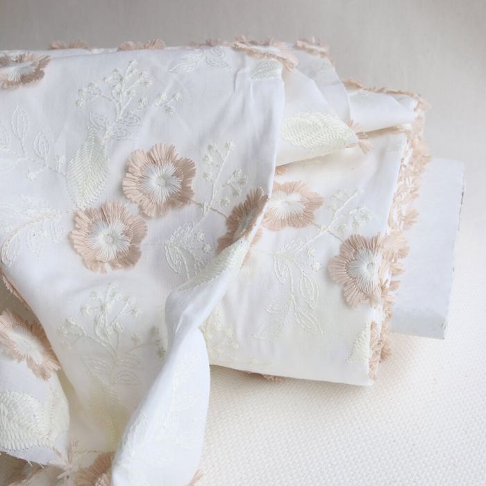 Broderie anglaise voile de coton broderie en relief fleurs beige