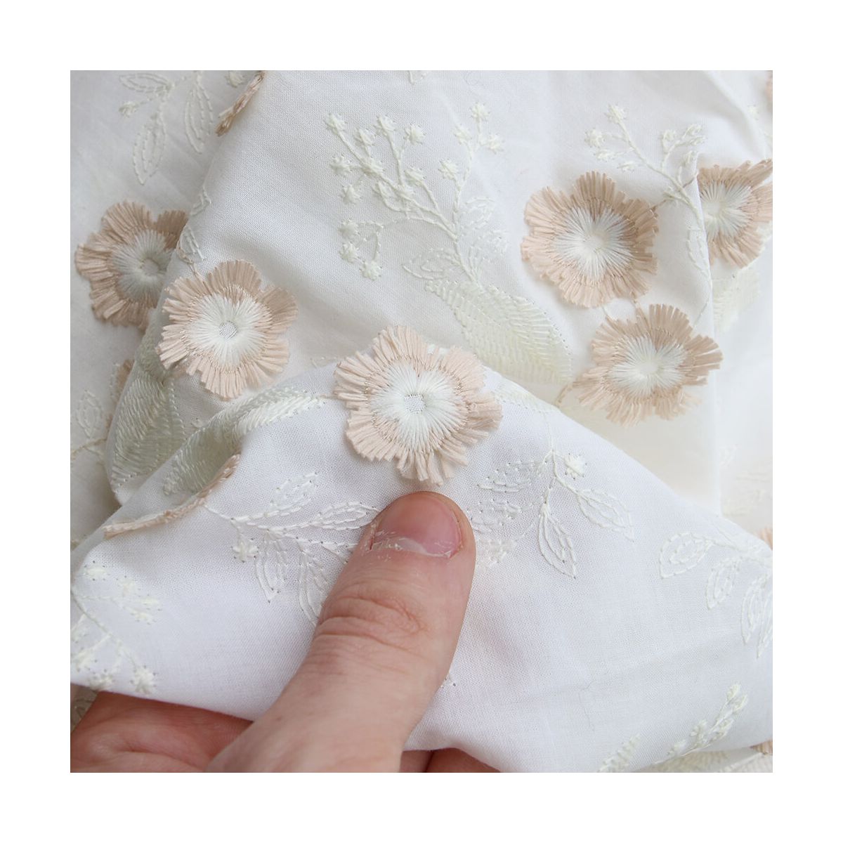 Broderie anglaise voile de coton broderie en relief fleurs beige